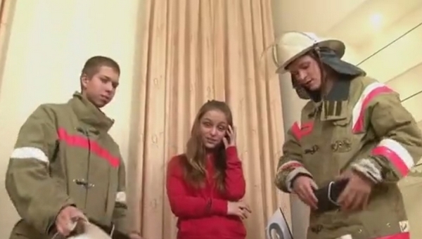 zhenshina-dom-russkoe-porno-pozharniki